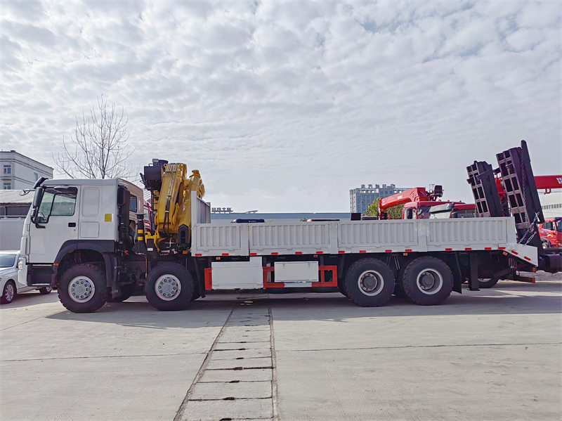 Howo 8x4 truck with 16T knuckle crane