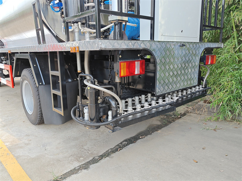 Sinotruk Howo 5CBM Asphalt Distribution Truck 