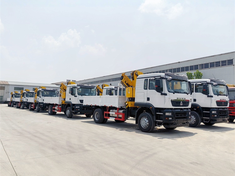 8-ton Howo folding boom crane is customized according to the customer's local construction conditions.